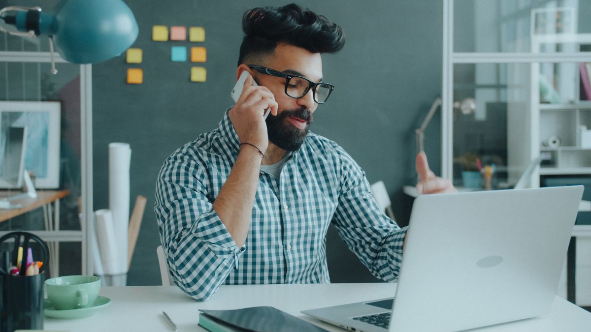 Profissional ao telefone em escritório colorido